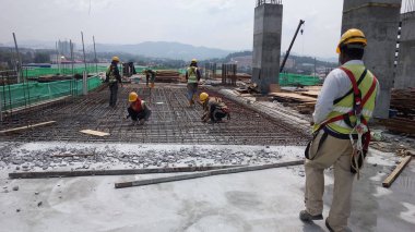 Kuala Lumpur, Malezya -08 Mart 2019: İnşaat alanında işçiler tarafından üretim altında zemin levha ve kiriş takviye çubuğu. Küçük kablolar kullanılarak birbirine bağlanır.. 