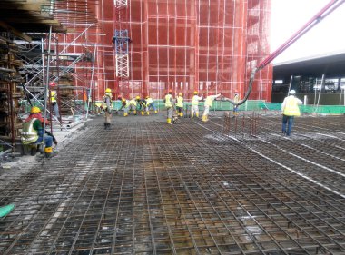 Kuala Lumpur, Malezya -08 Mart 2019: İnşaat alanında işçiler tarafından üretim altında zemin levha ve kiriş takviye çubuğu. Küçük kablolar kullanılarak birbirine bağlanır.. 