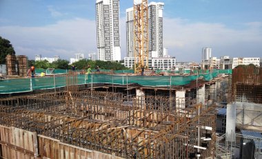 Kuala Lumpur, Malezya -08 Mart 2019: İnşaat alanında işçiler tarafından üretim altında zemin levha ve kiriş takviye çubuğu. Küçük kablolar kullanılarak birbirine bağlanır.. 