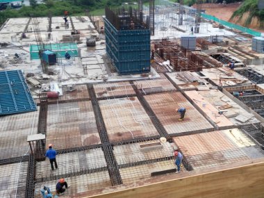 Kuala Lumpur, Malezya -08 Mart 2019: İnşaat alanında işçiler tarafından üretim altında zemin levha ve kiriş takviye çubuğu. Küçük kablolar kullanılarak birbirine bağlanır.. 