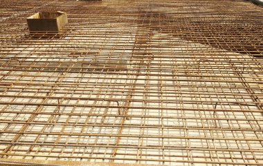 Kuala Lumpur, Malezya -08 Mart 2019: İnşaat alanında işçiler tarafından üretim altında zemin levha ve kiriş takviye çubuğu. Küçük kablolar kullanılarak birbirine bağlanır.. 