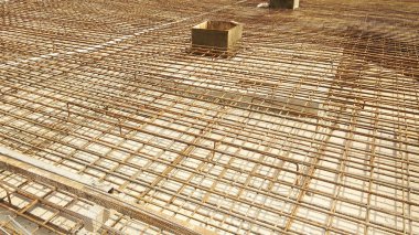 Kuala Lumpur, Malezya -08 Mart 2019: İnşaat alanında işçiler tarafından üretim altında zemin levha ve kiriş takviye çubuğu. Küçük kablolar kullanılarak birbirine bağlanır.. 