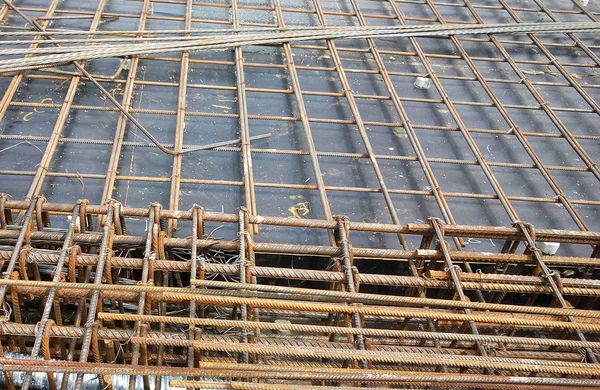 クアラルンプール マレーシア 2019年3月08日 労働者による建設現場での製造下の床スラブと梁補強バー それは小さいワイヤーを使用して一緒に結ばれている — ストック写真