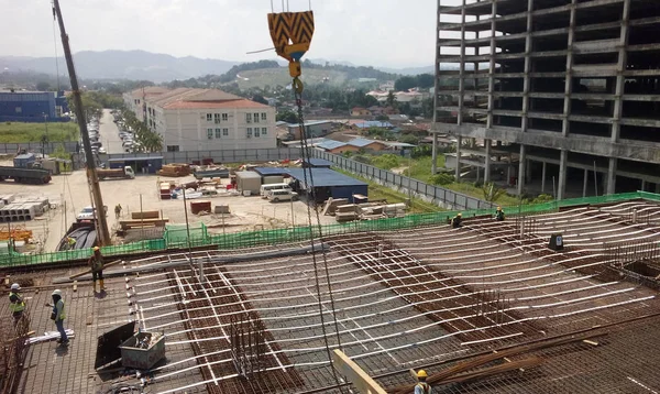 クアラルンプール マレーシア 2019年3月08日 労働者による建設現場での製造下の床スラブと梁補強バー それは小さいワイヤーを使用して一緒に結ばれている — ストック写真