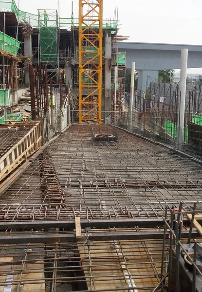 马来西亚吉隆坡 2019年3月8日 建筑工地的楼板和梁加固杆由工人制造 它用细小的电线绑在一起 — 图库照片
