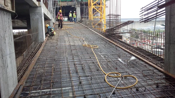 马来西亚吉隆坡 2019年3月8日 建筑工地的楼板和梁加固杆由工人制造 它用细小的电线绑在一起 — 图库照片