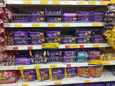 Kuala Lumpur, Malezya -20 Eylül 2018: Süpermarket rafında satışa sunulan güzel ambalajlarda paketlenmiş çikolata ürününün çeşitli türü ve markası. 