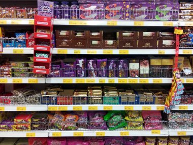 Kuala Lumpur, Malezya -20 Eylül 2018: Süpermarket rafında satışa sunulan güzel ambalajlarda paketlenmiş çikolata ürününün çeşitli türü ve markası. 