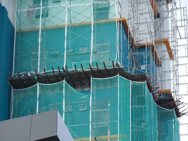 クアラルンプール マレーシア 7月16 2019 高層ビル建設中に建物の外側にプラットフォームとセーフティネットをキャッチ それは落下破片から個人および財産を保護する — ストック写真