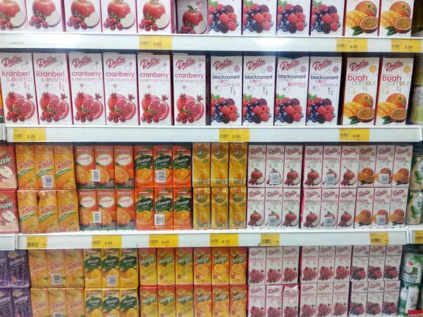马来西亚吉隆坡 2018年9月20日 在超市货架上展示出售的纸容器中包装有风味的果汁 — 图库照片