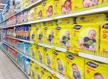 Kuala Lumpur, Malezya, 24 Mart 2019: Büyük süpermarketlerde satışa sunulan rafta çeşitli çocuk bezi ler sergileniyor. Ayrıca bebek bezi örneği görüntülenir. 
