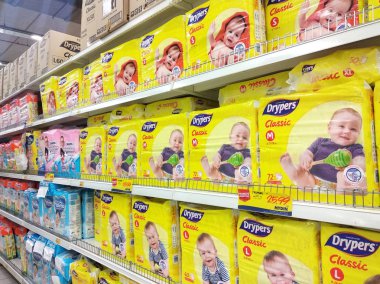 Kuala Lumpur, Malezya, 24 Mart 2019: Büyük süpermarketlerde satışa sunulan rafta çeşitli çocuk bezi ler sergileniyor. Ayrıca bebek bezi örneği görüntülenir. 