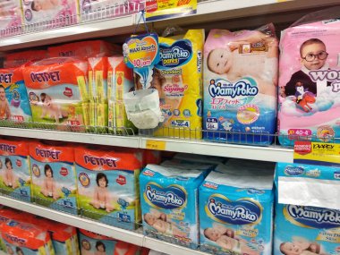Kuala Lumpur, Malezya, 24 Mart 2019: Büyük süpermarketlerde satışa sunulan rafta çeşitli çocuk bezi ler sergileniyor. Ayrıca bebek bezi örneği görüntülenir. 
