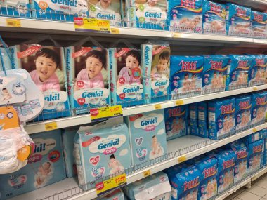 Kuala Lumpur, Malezya, 24 Mart 2019: Büyük süpermarketlerde satışa sunulan rafta çeşitli çocuk bezi ler sergileniyor. Ayrıca bebek bezi örneği görüntülenir. 