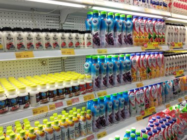 Kuala Lumpur, Malezya -09 Mart 2018: Süpermarketlerde serin soğutucu rafüzerinde görüntülenen süt ürünleri üzerinde duruldu seçilmiş. Ürün, markalarını takip ederek güzelce paketlenmiş.  