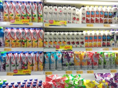 Kuala Lumpur, Malezya -09 Mart 2018: Süpermarketlerde serin soğutucu rafüzerinde görüntülenen süt ürünleri üzerinde duruldu seçilmiş. Ürün, markalarını takip ederek güzelce paketlenmiş.  