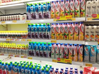 Kuala Lumpur, Malezya -09 Mart 2018: Süpermarketlerde serin soğutucu rafüzerinde görüntülenen süt ürünleri üzerinde duruldu seçilmiş. Ürün, markalarını takip ederek güzelce paketlenmiş.  