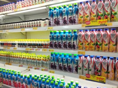 Kuala Lumpur, Malezya -09 Mart 2018: Süpermarketlerde serin soğutucu rafüzerinde görüntülenen süt ürünleri üzerinde duruldu seçilmiş. Ürün, markalarını takip ederek güzelce paketlenmiş.  