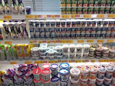 Kuala Lumpur, Malezya -09 Mart 2018: Süpermarketlerde serin soğutucu rafüzerinde görüntülenen süt ürünleri üzerinde duruldu seçilmiş. Ürün, markalarını takip ederek güzelce paketlenmiş.  