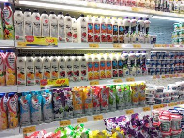 Kuala Lumpur, Malezya -09 Mart 2018: Süpermarketlerde serin soğutucu rafüzerinde görüntülenen süt ürünleri üzerinde duruldu seçilmiş. Ürün, markalarını takip ederek güzelce paketlenmiş.  