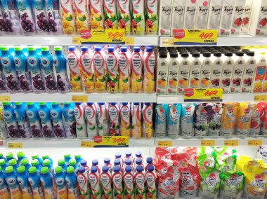 Kuala Lumpur, Malezya -09 Mart 2018: Süpermarketlerde serin soğutucu rafüzerinde görüntülenen süt ürünleri üzerinde duruldu seçilmiş. Ürün, markalarını takip ederek güzelce paketlenmiş.  