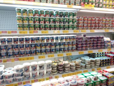 Kuala Lumpur, Malezya -09 Mart 2018: Süpermarketlerde serin soğutucu rafüzerinde görüntülenen süt ürünleri üzerinde duruldu seçilmiş. Ürün, markalarını takip ederek güzelce paketlenmiş.  
