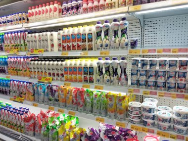 Kuala Lumpur, Malezya -09 Mart 2018: Süpermarketlerde serin soğutucu rafüzerinde görüntülenen süt ürünleri üzerinde duruldu seçilmiş. Ürün, markalarını takip ederek güzelce paketlenmiş.  