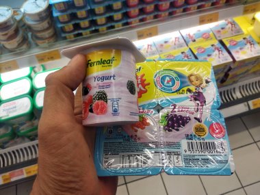 Kuala Lumpur, Malezya -09 Mart 2018: Süpermarketlerde serin soğutucu rafüzerinde görüntülenen süt ürünleri üzerinde duruldu seçilmiş. Ürün, markalarını takip ederek güzelce paketlenmiş.  