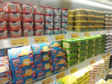 Kuala Lumpur, Malezya -09 Mart 2018: Süpermarketlerde serin soğutucu rafüzerinde görüntülenen süt ürünleri üzerinde duruldu seçilmiş. Ürün, markalarını takip ederek güzelce paketlenmiş.  