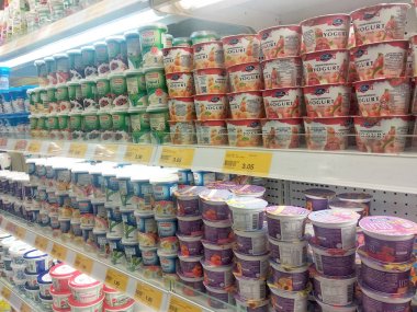 Kuala Lumpur, Malezya -09 Mart 2018: Süpermarketlerde serin soğutucu rafüzerinde görüntülenen süt ürünleri üzerinde duruldu seçilmiş. Ürün, markalarını takip ederek güzelce paketlenmiş.  