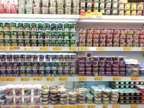 쿠알라룸푸르 말레이시아 2018 슈퍼마켓에서 냉각기 제품에 초점을 제품은 브랜드를 멋지게 — 스톡 사진