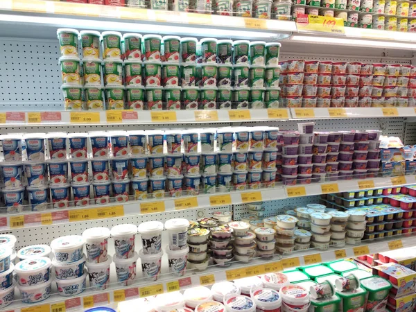 쿠알라룸푸르 말레이시아 2018 슈퍼마켓에서 냉각기 제품에 초점을 제품은 브랜드를 멋지게 — 스톡 사진