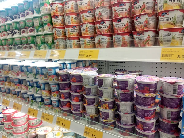 クアラルンプール マレーシア 2018年3月09日 スーパーマーケットの冷たいチラーラックに表示される乳製品に焦点を当てた選択 製品は そのブランドにうまくパック — ストック写真
