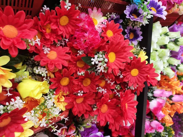 Flores Artificiais Coloridas Feitas Exposição Plástico Verticalmente Lojas Para Venda — Fotografia de Stock