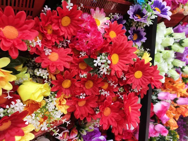 Fiori Artificiali Colorati Fatti Display Plastica Verticalmente Nei Negozi Vendita — Foto Stock