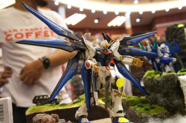 Kuala Lumpur, Malezya -13 Nisan 2019: Mobile Suit Gundam aksiyon figürü modeli ve oyuncaklarına odaklandı. Gunpla & Bandai'nin kurgusal Gundam evreninin karakterleri.