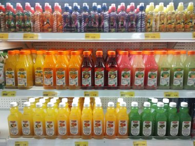 Kuala Lumpur, Malezya -19 Haziran 2018: Plastik ve kağıt kaplarda meyve suları su paketleri ve süpermarketlerde satışa sunuldu.