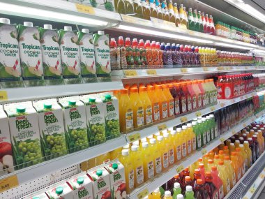 Kuala Lumpur, Malezya -19 Haziran 2018: Plastik ve kağıt kaplarda meyve suları su paketleri ve süpermarketlerde satışa sunuldu.