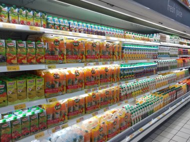Kuala Lumpur, Malezya -19 Haziran 2018: Plastik ve kağıt kaplarda meyve suları su paketleri ve süpermarketlerde satışa sunuldu.