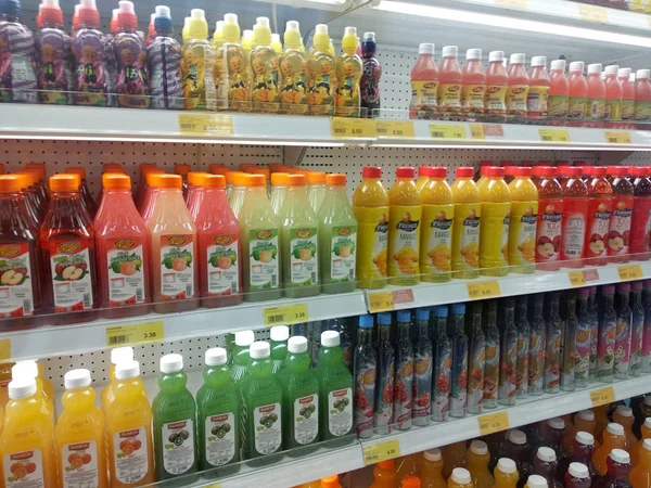 クアラルンプール マレーシア 2018年6月19日 プラスチックや紙の容器にフルーツジュースのウォーターパックを入れ スーパーマーケットで販売 — ストック写真