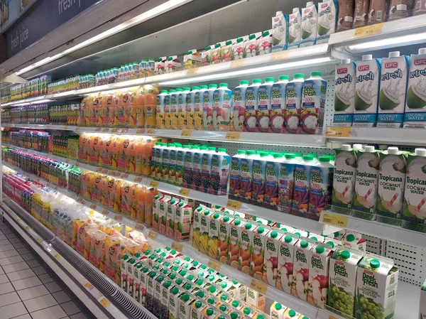 马来西亚吉隆坡 2018年6月19日 果汁水包装在塑料和纸容器中 并在超市出售 — 图库照片