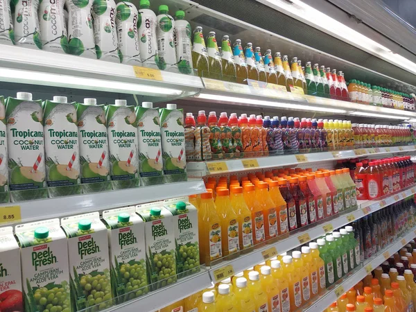 马来西亚吉隆坡 2018年6月19日 果汁水包装在塑料和纸容器中 并在超市出售 — 图库照片