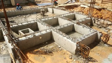 Serdang, Malezya-5 Nisan 2018: inşaat altında zemin ışın Inşa. Çelik betonarme ve kalıp kereste ve kontrplak yapılmış yapılmış. İşçiler tarafından inşa edilmiş. 