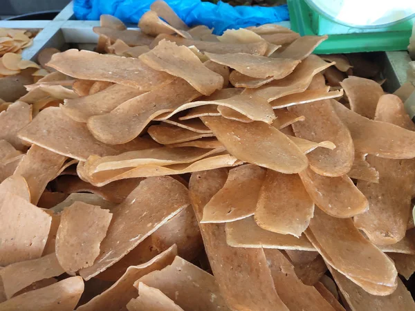 Keropok alacaksınız Malezya Peninsular doğu sahilinden Malay geleneksel gıda vardır. Haşlanmış ve kurutulmuş olan un ve balık etinden yapılmış.