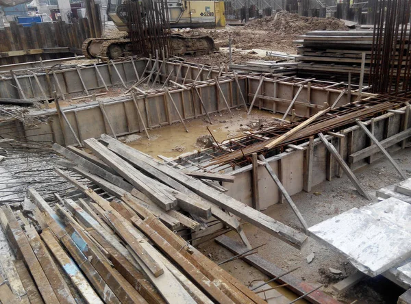 Serdang, Malezya-5 Nisan 2018: inşaat altında zemin ışın Inşa. Çelik betonarme ve kalıp kereste ve kontrplak yapılmış yapılmış. İşçiler tarafından inşa edilmiş. 
