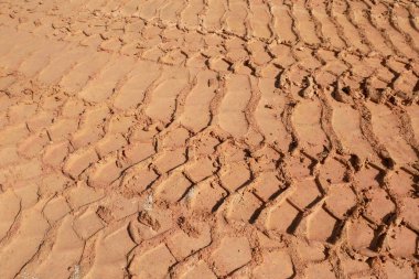 Yumuşak zeminden geçen ağır araç lastiklerinin izleri..