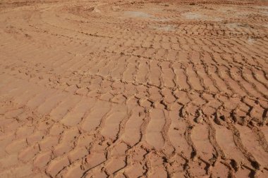 Yumuşak zeminden geçen ağır araç lastiklerinin izleri..