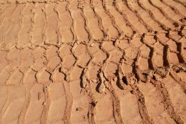 Yumuşak zeminden geçen ağır araç lastiklerinin izleri..
