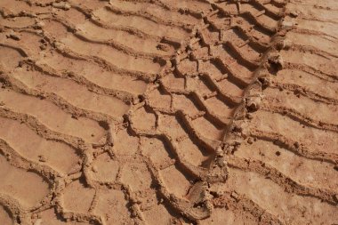 Yumuşak zeminden geçen ağır araç lastiklerinin izleri..