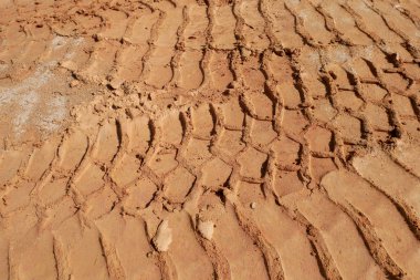 Yumuşak zeminden geçen ağır araç lastiklerinin izleri..